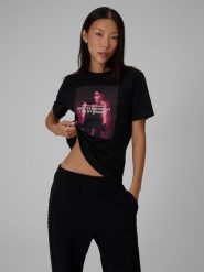 4F T-shirt relaxed z nadrukiem damski - czarny L. Czarne koszulki sportowe damskie 4f, l, bez wzorów, z bawełny, bez kołnierzyka, bez ramiączek. Za 69.99 zł.