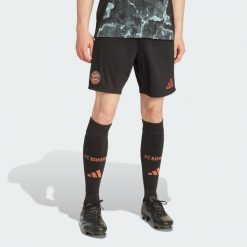 Szorty FC Bayern 24/25 Away. Czarne krótkie spodenki sportowe męskie Adidas, xl, bez wzorów, z materiału, do piłki nożnej. W wyprzedaży za 177.55 zł.