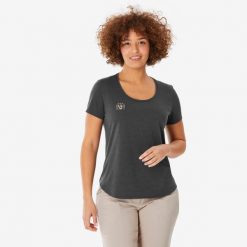 Koszulka turystyczna z krótkim rękawem damska Quechua NH500. Zielone t-shirty damskie QUECHUA, m, bez wzorów, z bawełny, bez kołnierzyka. Za 49.99 zł.
