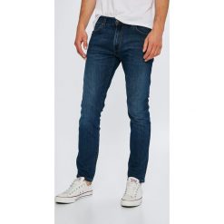 Wrangler - Jeansy Larston Dark Vantage. Jeansy męskie marki Wrangler. W wyprzedaży za 229.90 zł.