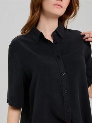 Koszula z krótkim rękawem z lyocellu - czarny. Czarne koszule damskie Sinsay, l, bez wzorów, z lyocellu, bez kołnierzyka, bez ramiączek. Za 49.99 zł.