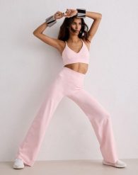 Damskie legginsy z prostą nogawką, wysoki stan, squat proof Sense różowe. Czerwone legginsy damskie Aim'n, l, bez wzorów, z elastanu, z podwyższonym stanem, na fitness i siłownię. Za 339.00 zł.