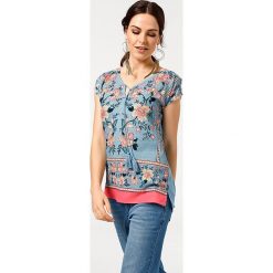 Koszulka w kolorze błękitnym ze wzorem. T-shirty damskie marki Heine, z krótkim rękawem. W wyprzedaży za 86.95 zł.