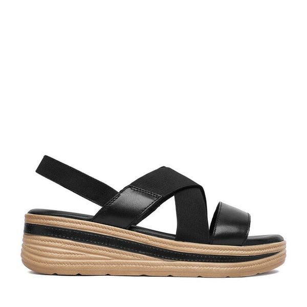 Sandały Lasocki. Czarne sandały damskie Lasocki, bez wzorów, bez obcasa, na koturnie, bez zapięcia. Za 179.99 zł.