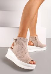 Ciemnobeżowe Ażurowe Sandały na Koturnie z Noskiem Peep Toe i Odkrytą Piętą Bhanios. Brązowe sandały damskie Renee, w ażurowe wzory, bez obcasa, na koturnie, bez zapięcia. Za 109.99 zł.