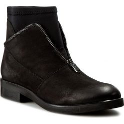 Botki CARINII - B3420 360-E17-000-B42. Czarne botki damskie Carinii, z materiału, bez obcasa, na obcasie. W wyprzedaży za 249.00 zł.