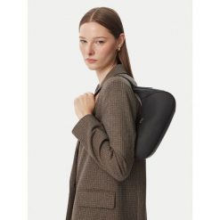Torebka BOSS. Czarne torebki do ręki damskie Boss, bez wzorów, klasyczne, bez dodatków. Za 879.99 zł.