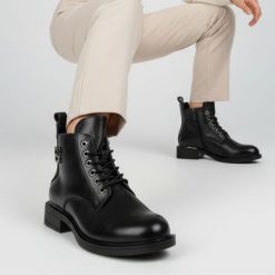 Botki damskie Vinceza, na płaskim obcasie ze skóry eko i ozdobna broszka, czarne, 58571-BK-PU. Czarne botki damskie VINCEZA, z jeansu, eleganckie, bez obcasa, na obcasie, bez zapięcia. Za 139.00 zł.