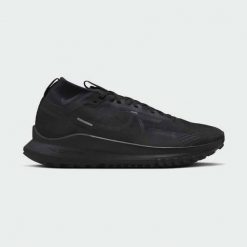 Buty do biegania męskie NIKE REACT PEGASUS TRAIL 4 GORE-TEX. Czarne buty sportowe męskie Nike, z gore-texu, bez zapięcia, do biegania, gore-tex. Za 599.99 zł.