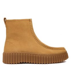 Botki Clarks. Brązowe botki damskie Clarks, bez obcasa, na płaskiej podeszwie, bez zapięcia. Za 659.99 zł.