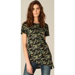 Koszulka z asymetrycznym dołem - Zielony. T-shirty damskie marki Mohito, z asymetrycznym kołnierzem. W wyprzedaży za 29.99 zł.