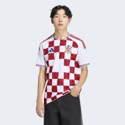 Koszulka domowa Croatia 26. Białe koszulki sportowe męskie Adidas, m, bez wzorów, z dzianiny, bez kołnierzyka, bez ramiączek, do piłki nożnej, climacool (adidas). Za 439.00 zł.