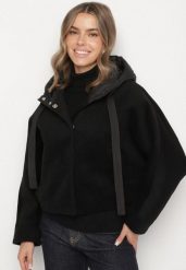 Czarna Przejściowa Kurtka z Rękawami Typu Nietoperz i Kapturem Alinee. Czarne kurtki damskie Born2be, na jesień, l, bez wzorów, z jeansu. Za 219.99 zł.