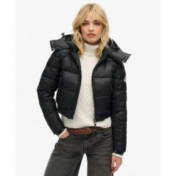 Kurtka z kapturem Crop Hooded Fuji. Czarne kurtki damskie Superdry., bez wzorów, z kapturem. W wyprzedaży za 333.30 zł.