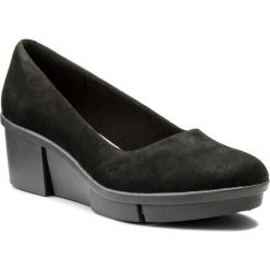Półbuty CLARKS - Pola Mae 261309864 Black Nubuck. Półbuty damskie marki Clarks. W wyprzedaży za 269.00 zł.