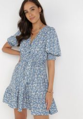 Niebieska Sukienka Salesi. Niebieskie sukienki damskie Born2be, l, z aplikacjami, z materiału, bez kołnierzyka, bez ramiączek, mini, kopertowe. Za 29.99 zł.