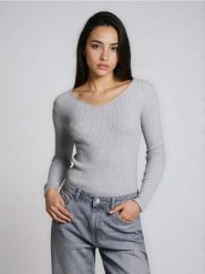 Prążkowany sweter z dekoltem V - szary. Szare swetry damskie Sinsay, l, bez wzorów, prążkowane, bez kołnierzyka, bez ramiączek, bez kaptura. Za 39.99 zł.