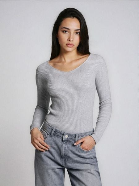 Prążkowany sweter z dekoltem V - szary. Szare swetry damskie Sinsay, l, bez wzorów, prążkowane, bez kołnierzyka, bez ramiączek, bez kaptura. Za 39.99 zł.