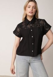 Czarna Koszula z Wiskozy na Krótki Rękaw z Ażurowymi Wstawkami Kakara. Czarne bluzki damskie Born2be, m, w ażurowe wzory, z jeansu, biznesowe, bez kołnierzyka, bez ramiączek. Za 79.99 zł.