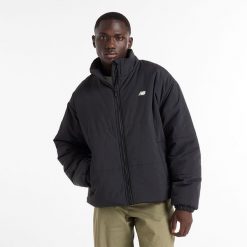 Kurtka zimowa męska New Balance MJ44581BK – czarna. Czarne kurtki męskie New Balance, na zimę, l, z aplikacjami, z materiału, bez kaptura. Za 499.99 zł.