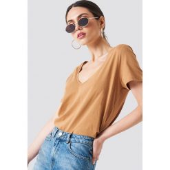 NA-KD Basic T-shirt z dekoltem V - Brown. Brązowe t-shirty damskie NA-KD Basic. Za 52.95 zł.