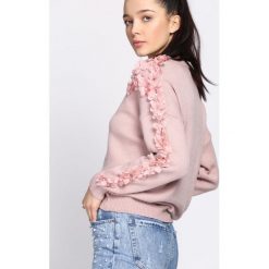 Różowy Sweter Liquid Blue. Czerwone swetry damskie Born2be, uniwersalny, z aplikacjami, bez kołnierzyka, bez ramiączek, bez kaptura. Za 79.99 zł.