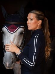 Damski sweter 1/4 zip Equestrian Stockholm. Niebieskie swetry damskie EQUESTRIAN STOCKHOLM, xs, bez wzorów, z bawełny, eleganckie, bez kołnierzyka, bez ramiączek, bez kaptura. Za 573.50 zł.
