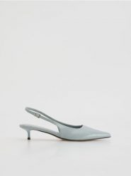 Czółenka z odkrytą piętą - jasnoniebieski. Niebieskie czółenka damskie Reserved, bez wzorów, ze skóry, bez obcasa, bez zapięcia. Za 139.99 zł.