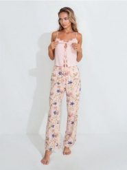 Wiskozowa piżama dwuczęściowa z motywem kwiatowym - różowy. Czerwone piżamy damskie Sinsay, l, bez wzorów, z wiskozy, bez ramiączek. Za 59.99 zł.