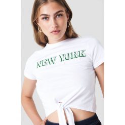 Trendyol Krótki t-shirt z wiązaniem New York - White. Białe t-shirty damskie Trendyol, z nadrukiem. W wyprzedaży za 30.48 zł.