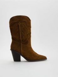 Zamszowe botki kowbojki - brązowy. Brązowe botki damskie Reserved, z zamszu, bez obcasa, bez zapięcia. Za 259.99 zł.