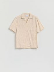 Koszula regular fit ze strukturalnej tkaniny - kremowy. Białe koszule męskie Reserved, l, bez wzorów, z bawełny, bez kołnierzyka, bez ramiączek. Za 119.99 zł.