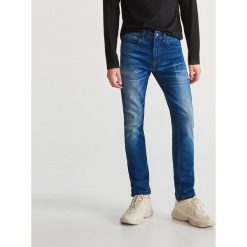 Przecierane jeansy - Granatowy. Jeansy męskie marki Reserved. Za 129.99 zł.