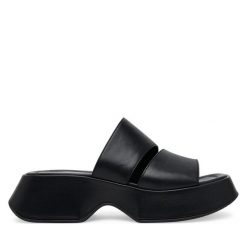 Klapki Vic Matié. Czarne klapki damskie Vic Matié, bez wzorów, bez obcasa. Za 789.99 zł.