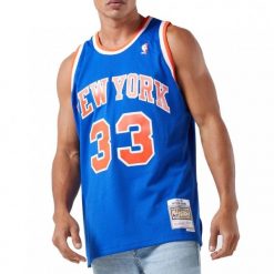Koszulka męska do koszykówki Mitchell & Ness NBA New York Knicks Patric Ewing. Niebieskie koszulki sportowe męskie Mitchell & Ness, m, bez wzorów, bez kołnierzyka, bez ramiączek, do koszykówki. Za 479.50 zł.