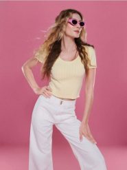 T-shirt slim fit - jasnożółty. Żółte t-shirty damskie Reserved, l, bez wzorów, z bawełny, bez kołnierzyka. W wyprzedaży za 19.99 zł.