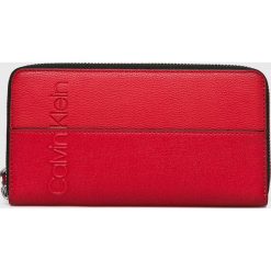 Calvin Klein - Portfel. Czerwone portfele damskie Calvin Klein, z materiału. Za 269.90 zł.