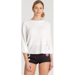 SWETER ELISABETTA FRANCHI. Białe swetry damskie Elisabetta Franchi, z aplikacjami, z dzianiny, bez kołnierzyka, bez ramiączek, bez kaptura. Za 1,499.00 zł.
