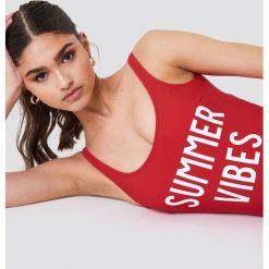 Trendyol Kostium kąpielowy Summer Vibes - Red. Kostiumy jednoczęściowe damskie marki NABAIJI. W wyprzedaży za 80.97 zł.