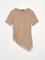 Bluzka z asymetrycznym dołem z domieszką wiskozy - beżowy. Brązowe bluzki damskie Sinsay, l, bez wzorów, z wiskozy, z asymetrycznym kołnierzem, bez ramiączek. Za 25.99 zł.