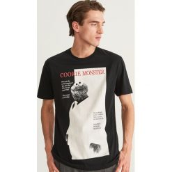 T-shirt z nadrukiem - Czarny. Czarne t-shirty męskie Reserved, z nadrukiem. Za 59.99 zł.