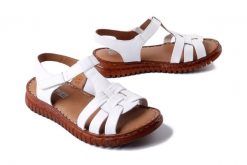 ARTIKER RELAKS 54C0813 biały, sandały damskie. Białe sandały damskie Artiker Relaks, bez wzorów, bez obcasa, bez zapięcia. Za 191.92 zł.