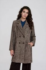 Krótki płaszcz w jodełkę czarny. Czarne płaszcze damskie MOODO, l, bez wzorów, z poliamidu, krótkie, bez kaptura. Za 289.99 zł.