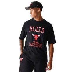 T-shirt oversize Chicago Bulls Team Graphic. Czarne koszulki sportowe męskie New Era, bez wzorów, sportowe, bez kołnierzyka. Za 148.35 zł.