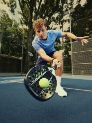 4F Koszulka tenisowa szybkoschnąca męska - niebieska S. Niebieskie koszulki sportowe męskie 4f, l, bez wzorów, z materiału, bez kołnierzyka, bez ramiączek, na fitness i siłownię. Za 119.99 zł.