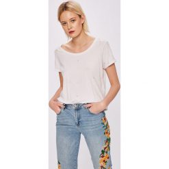 Review - Top. Szare topy damskie Review, z haftami, z bawełny, z okrągłym kołnierzem, z krótkim rękawem. W wyprzedaży za 69.90 zł.