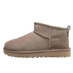 Buty do chodzenia dla dorosłych UGG Classic Ultra Mini Antilope. Brązowe eleganckie półbuty UGG, na jesień, z gumy, eleganckie, bez zapięcia. Za 859.49 zł.
