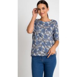 Szara bluzka w geometryczne kwiaty QUIOSQUE. Szare bluzki damskie QUIOSQUE, w geometryczne wzory, z dzianiny, biznesowe, z długim rękawem. W wyprzedaży za 69.99 zł.
