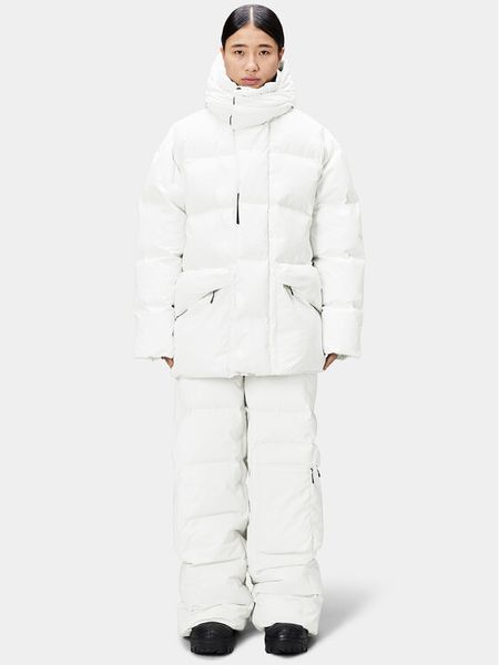 Rains Kurtka puchowa 15050 Biały Regular Fit. Białe kurtki damskie Rains, l, bez wzorów, z puchu, bez kaptura. Za 1,589.00 zł.