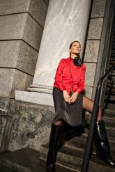 Koszula gładka czerwona. Czerwone koszule damskie MOODO, l, bez wzorów, z poliesteru, bez kołnierzyka, bez ramiączek. Za 109.99 zł.